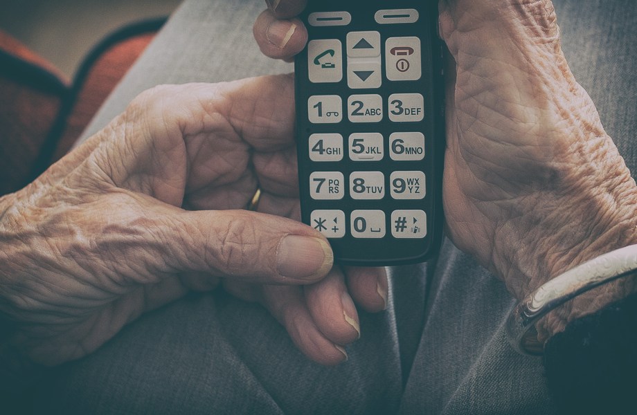 Jak vybrat nejlepší tlačítkový telefon pro seniory